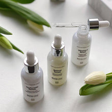 Laden Sie das Bild in den Galerie-Viewer, Die RevitalTrax Seren mit dem Hyaluronsäure Serum, dem Vitamin-C Serum und dem Retinol Serum
